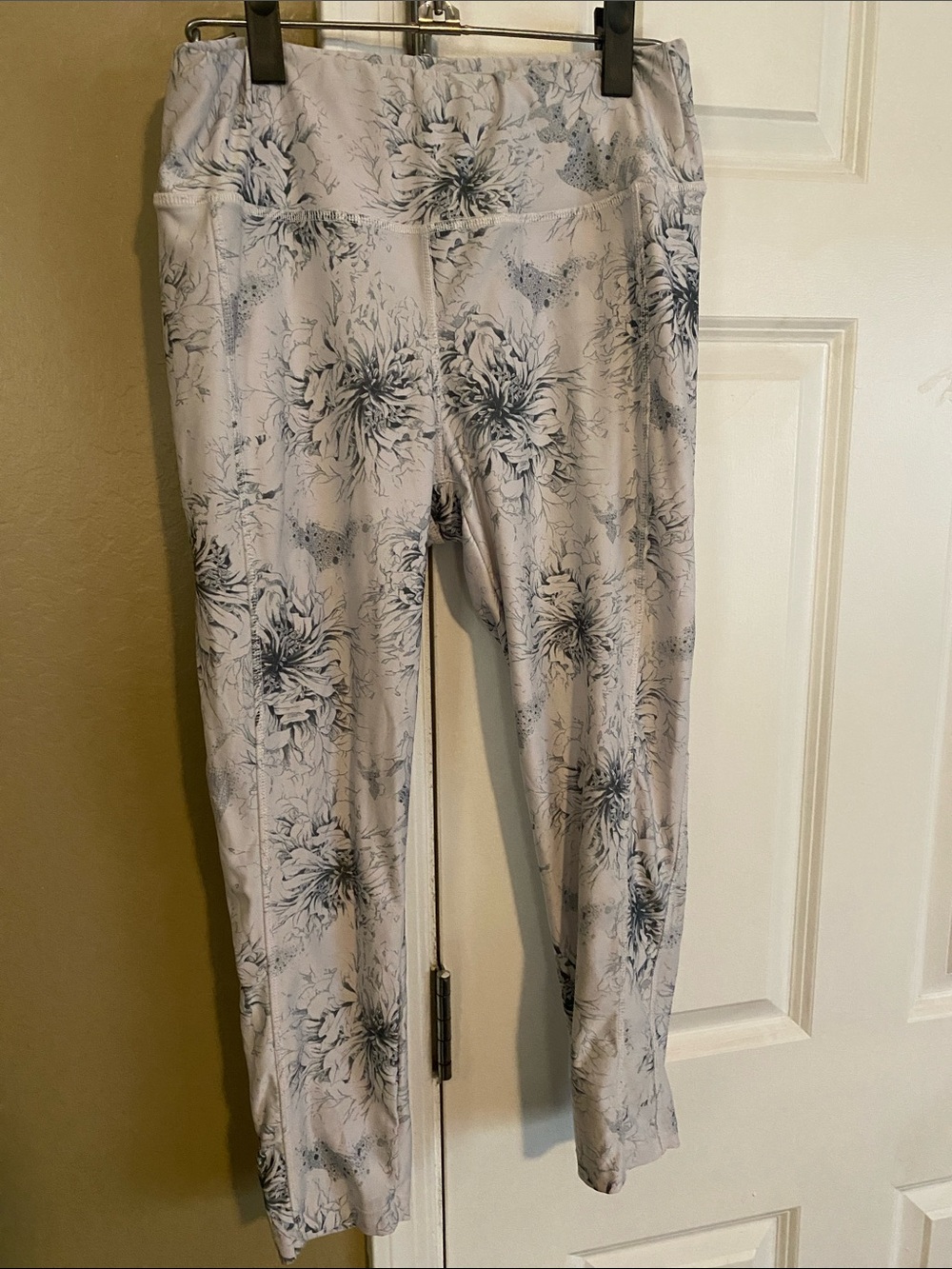 White High-Rise Leggings with Grey Floral Print Design
